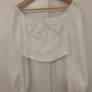 Vit offshoulder blus med puffärmar - Säljer en vit offshoulder blus med långa puffärmar och smockad rygg. Passar både S och XS💗