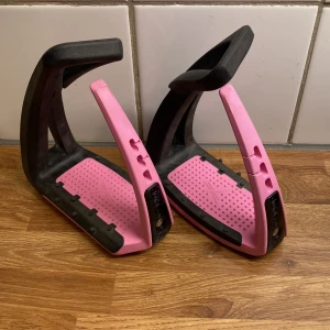 Svartrosa stigbyglar för ridning - Säljer ett par svartrosa stigbyglar från Free jump. Fint skick i den nya modellen . Storlek Soft Up Lite (junior) . Dom funkar väldigt bra i hoppningen och är extremt sköna att rida i !!!💕