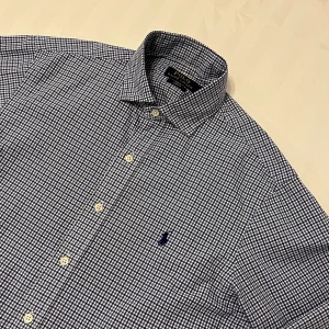 Ralph Lauren Skjorta - Sjukt fet Rutig Ralph Lauren skjorta som är perfekt för sommaren✨Storlek: M✨Skick: Mycket bra✨Färg: Blå, Vit & Marinblå✨Tveka inte på att höra av dig vid frågor om skjortan eller priset🤩✨