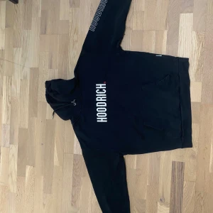 Svart hoodie från Hoodrich - Säljer en svart hoodie från Hoodrich i storlek M. Tröjan har tryckt logga på bröstet, ärmen och ryggen samt en stor magficka framtill. Klassisk huva med dragsko och mjukt material. Pris kan diskuteras😃