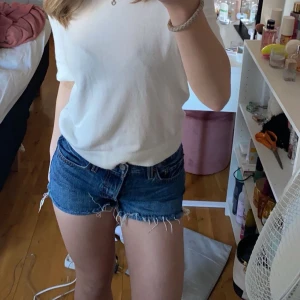 Mörkblå Levis jeansshorts💕 - Mörkblå Levi’s jeansshorts i storlek W26! 