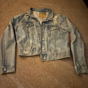 Ljusblå croppad jeansjacka  - Blå jeansjacka som knappt är använd och i väldigt fint skick🩵.