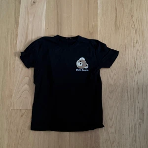 PaIm angels t-shirt  - Snygg svart T-shirt från paIm angels. Helt nytt skick knappt använd då den inte riktigt passar mig så bra. Pris kan diskuteras.