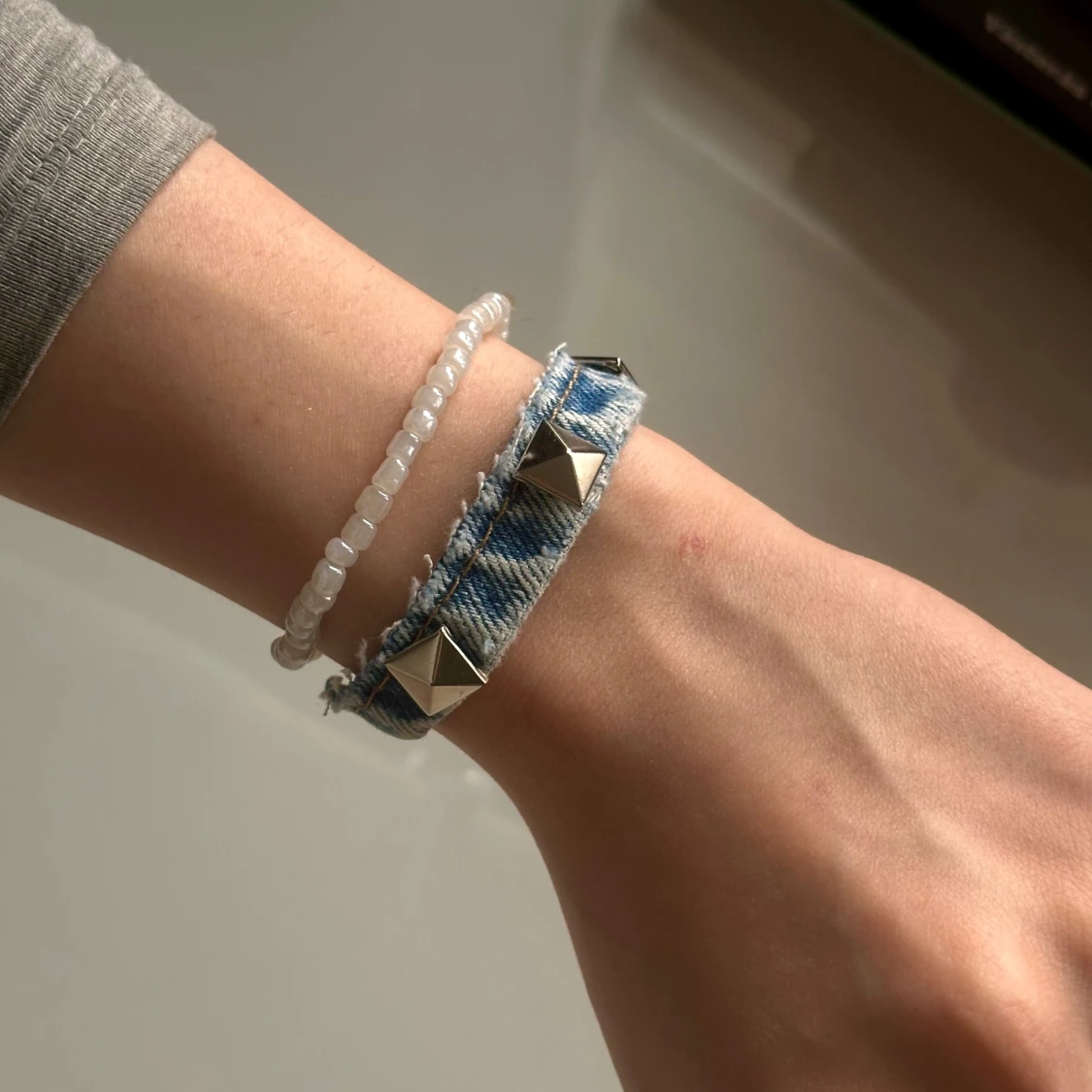 Armband i jeans med nitar
