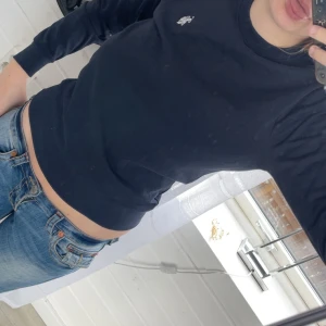 Mörkblå långärmad tröja från U.S. Polo Assn. - Säljer en mörkblå långärmad tröja från U.S. Polo Assn. med liten vit logga på bröstet. Tröjan är i 100% bomull och har en klassisk, enkel design med rund halsringning.