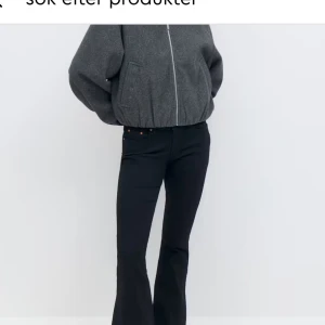 Svarta bootcut jeans från Perfect Jeans - Svarta jeans från Perfect Jeans med bootcut-passform. Klassisk femficksmodell med normal midja och raka ben som släpper ut lite nertill. Perfekta till sneakers eller boots.