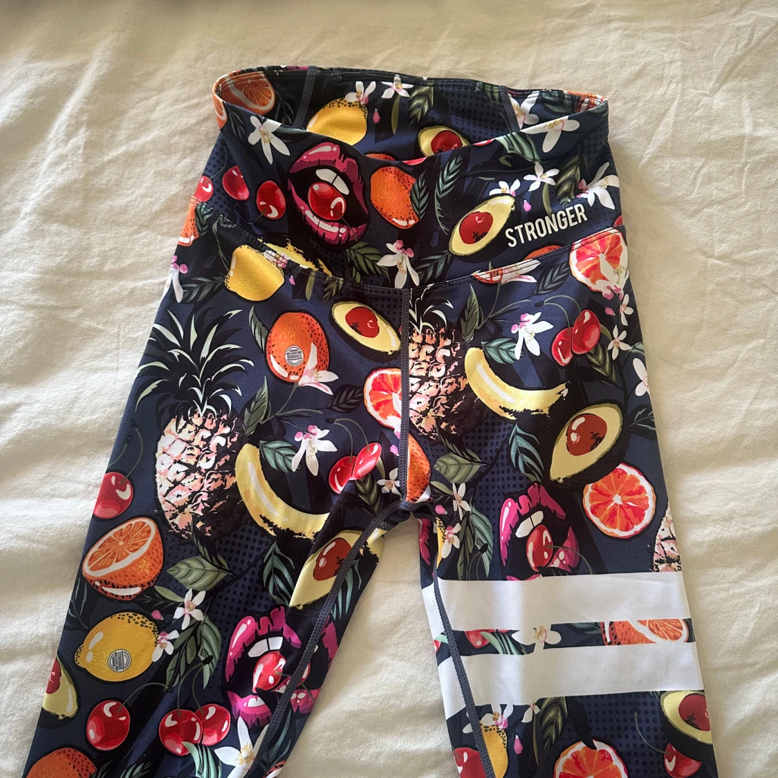 Färgglada träningsleggings från Stronger med fruktmönster
