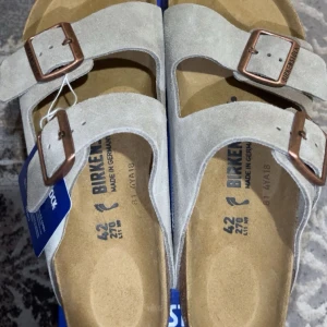 Helt nya Birkenstock i ljusbeige mocka - Helt nya Birckenstock. Oanvända, passar bra nu till sommar.