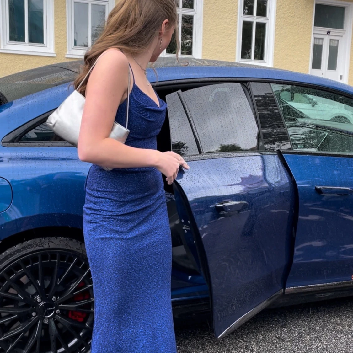 Blå glittrande långklänning