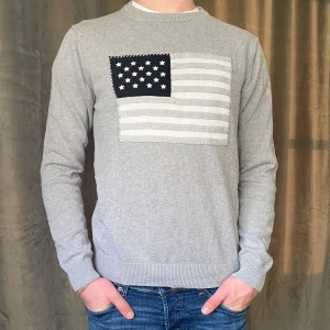 Stickad tröja- Gant  - Tja! Säljer denna snygga och stilrena Gant tröja! Vid minsta fråga eller fundering hör av er🤝