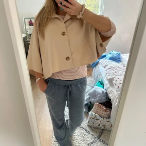 Kort trenchcoat - Såååå fin trenchcoat som är kort i ärmarna! Knappt använd😍😍