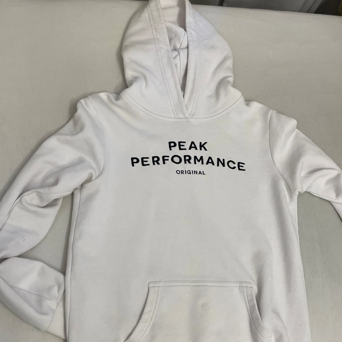 Vit hoodie från Peak Performance - 1