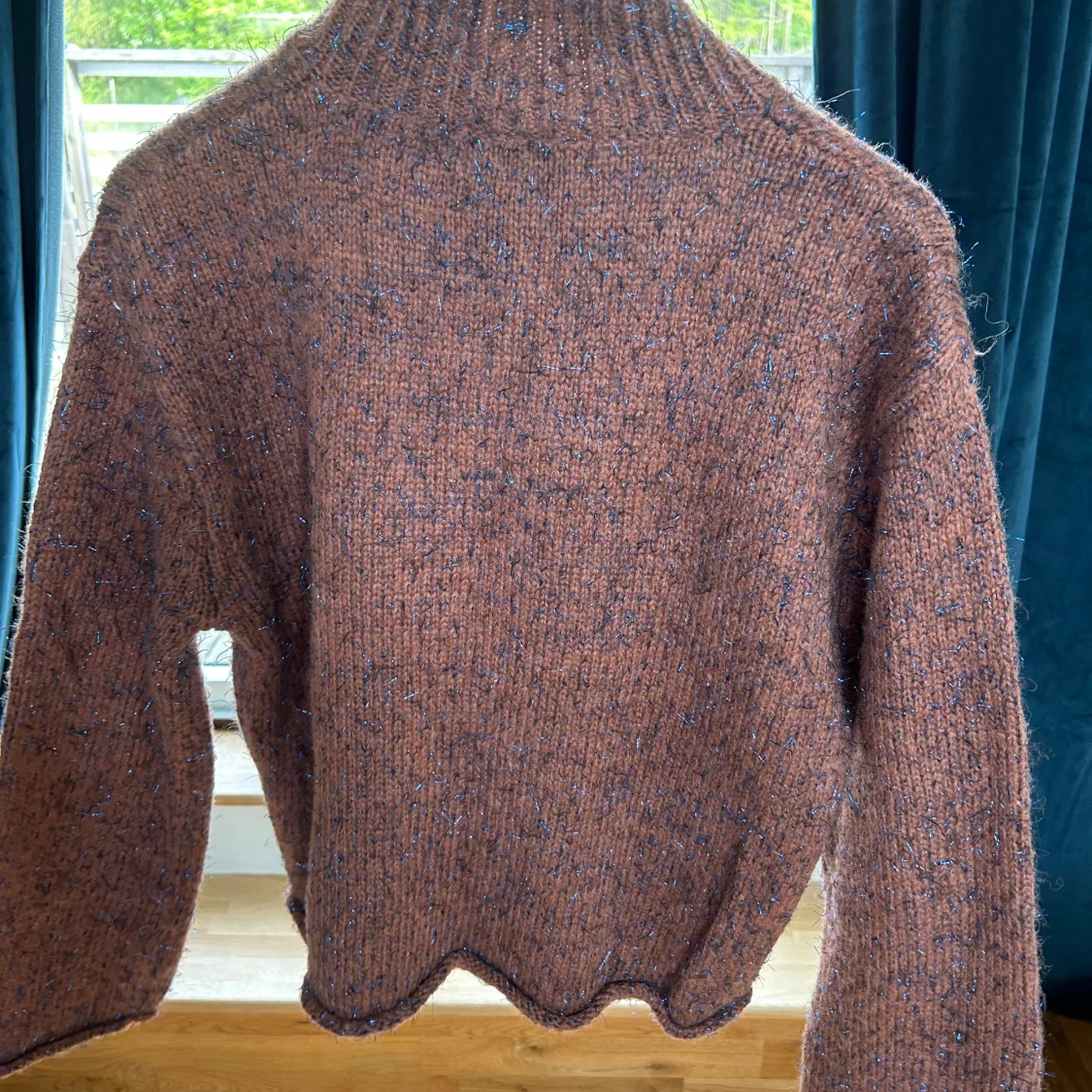 Stickad tröja med glittertråd från Moves - 1