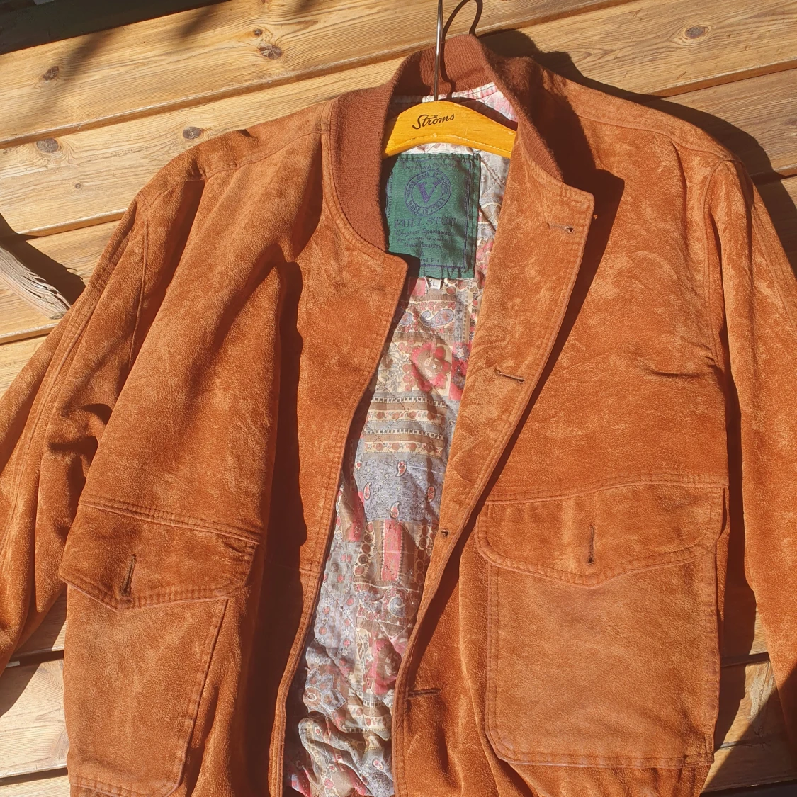 Brun mockajacka med mönstrat innerfoder