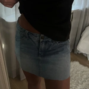 Jeans kjol  - fin jeanskjol, använd ett fåtal ggr. I bra skick! I storlek 38 men sitter bra på mig som brukar ha storlek S. 