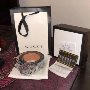 Gucci GG Supreme bälte med silverfärgat spänne - Säljer ett Gucci GG Supreme bälte, allt og medföljer samt kvitto, nyskick, går ner i pris vid snabb affär 