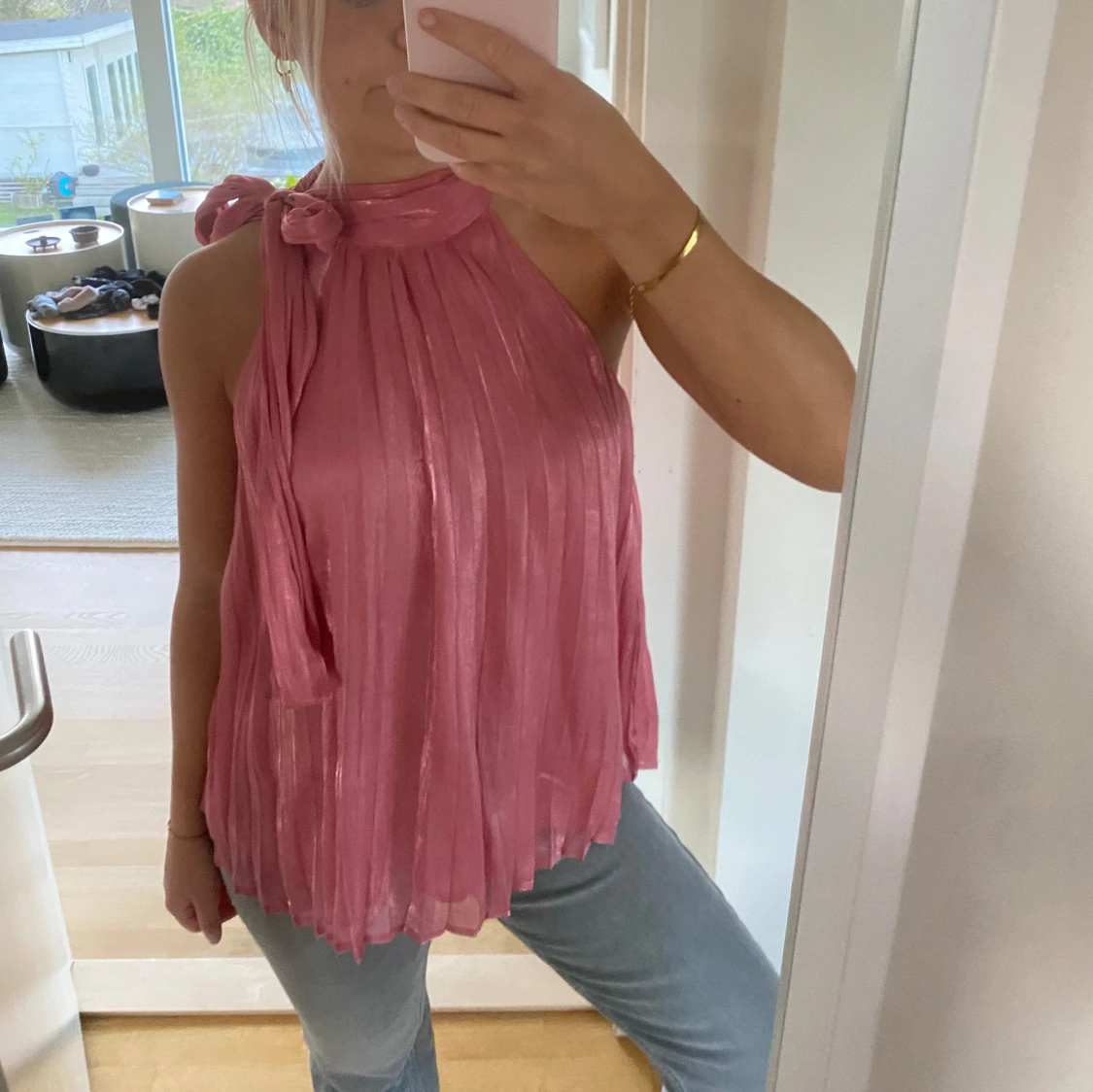 Rosa plisserad halterneck blus med rosett - 1