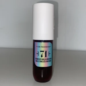 Caramelized Vanilla & Macadamia Body Mist - En parfymflaska med doften Caramelized Vanilla & Macadamia. Luktar väldigt sött! 90 ml