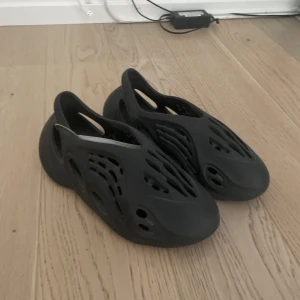 Yeezy foam rnr onyx - Helt nya Yeezy foam rnr med kvitto