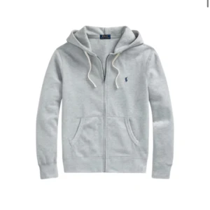 Ljusgrå hoodie med dragkedja från Polo Ralph Lauren - Snygg ljusgrå hoodie från Polo Ralph Lauren med dragkedja och huva med vita snören. Tröjan har fickor framtill och en liten broderad logga på bröstet. Perfekt för en avslappnad stil. Fråga om bild i privat 