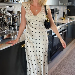 Free People dress - Säljer enbart då jag har 2 st!!!💓 Free people butterfly babe maxi dress i storlek L (jag har sytt i axlar samt placerat säkerhetsnålar vid midja för att mer sitta som en S)!🩵🩵🩵 Verkligen finaste och mest bekväma klänningen som finns! Kostade 3000kr inkl avgifter🌈 (säljer den oanvända)