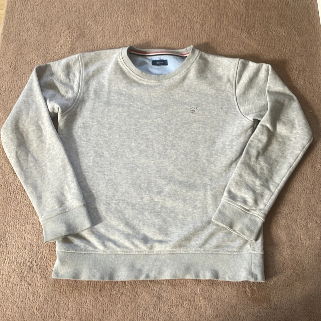 Ljusgrå sweatshirt från GANT