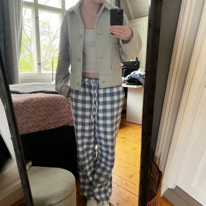 Ljusgrå kappa från lager 157 - Säljer en ljusgrå kappa från lager 157 i storlek S. Jag köpte jackan på Plick, då var den redan sprucken i sömmen. Jag har inte använt den mycket, då den inte riktigt är min stil. Utöver att den har gått upp i en söm så är den i väldigt fint skick, men säljer den för ett lågt pris pga sömmen. Köpt för 200kr på plick. 