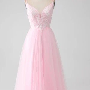 Ljusrosa balklänning med pärlor och paljetter - Jättefin ljusrosa balklänning från zapaka med smala axelband, djup v-ringning och vackra detaljer med paljetter.  Klänningen är oandvänd och pris kan diskuteras!💗