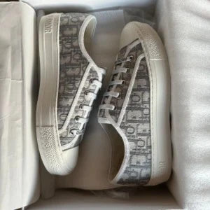 Gråa sneakers från Dior - Säljer ett par gråa Dior sneakers som är använda max 2 gånger❤️Köpta för 10.000 kr och box tillkommer! Som nya!