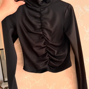 Svart croppad polotopp med detalj  - Svart croppad polotopp från New Yorker i storlek XS. Används fåtal gånger 