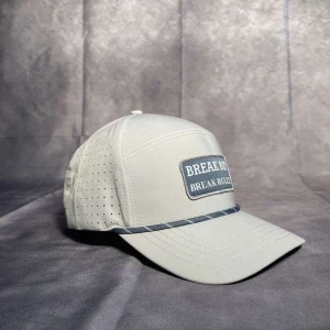 Break 80 Keps - Vår första model med textpatchen ”BREAK 80? BREAK RULES!”. Kepsen har perforerade sidor för extra ventilation och ett grått kantsnöre längs skärmen. Köp och ha den på din nästa golfrunda!