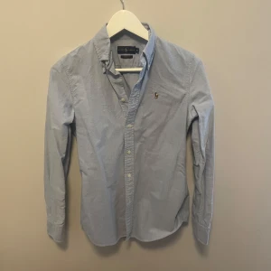 Ljusblå Ralph lauren skjorta  - Säljer dennna snygga ljusblå skjorta från Ralph lauren då den inte används längre, storlek xs och modell slim fit, skriv om du har frågor