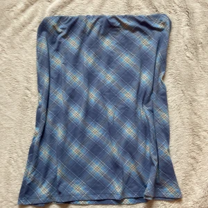 Blå rutig kjol från KappAhl - Supersnygg blå rutig kjol från KappAhl, perfekt för dig som gillar klassiska mönster. Kjolen har en rak passform och är i mjukt material som känns skönt mot huden. Enkel att styla med både sneakers och boots.💗💞