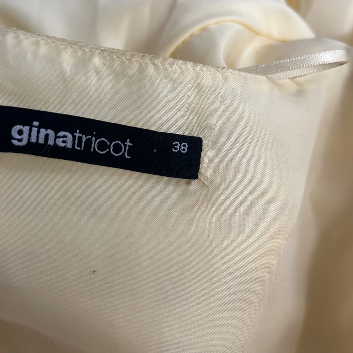 Gul volangklänning från Gina Tricot - 3