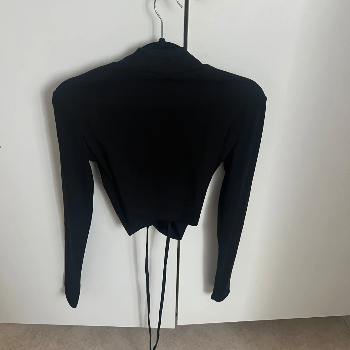 Svart croppad långärmad topp med knyt - 1