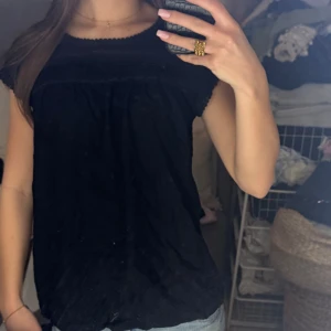 Svart blus - Jättefin plus som knappt är använd, inga defekter🙌🏻💕