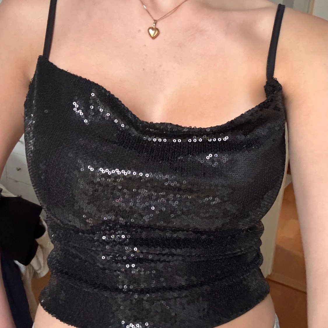 Svart paljettlinne med tunna axelband