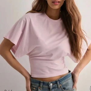 Rosa t-shirt från Nelly - Virala Nelly tröjan i storlek XS💘den är mer en babyrosa färg men det fångas inte upp på bilden, perfekt nu till våren😛aldrig använd pga jag tycker den är lite för stor!!orginalpris:299💝
