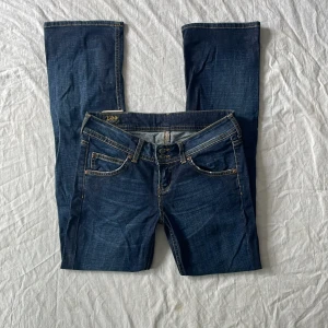 Lågmidjade jeans  - Bra skick! Lite urtvättade (materialet lite tunnare) mått: midjemått rakt över 39 grenhöjd 20 innerbenslängd 77cm💗