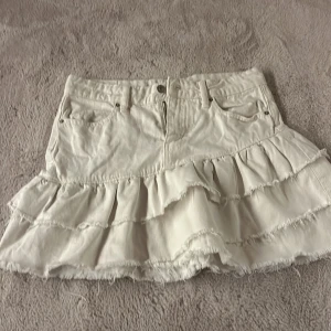 Vit volangkjol i jeans från Perfect Jeans - Supersöt vit jeanskjol med volanger och råa kanter från Perfect Jeans. Jag säljer den då den inte kommer komma till användning priset kan diskuteras💗