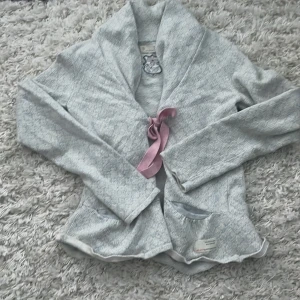 Jätte söt odd Molly kofta! - Jätte söt kofta från odd Molly! Står ingen storlek men passar på mig som brukar ha S/Xs. Kom dm om du är intresserad ❤️❤️❤️