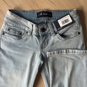 Ljusblå jeansbyxor från G-Rise - Säljer ett par ljusblå jeansbyxor från G-Rise då dom är alldeles för långa, dom är väldigt lågmidjade, raka i benen och är helt oanvända!