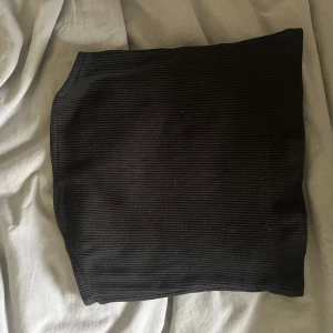 Svart ribbad tubtopp från hm - Säljer en svart ribbad tubtopp från hm. Tubtoppen är tight och har en enkel, stilren design utan synliga detaljer. Perfekt att matcha med olika byxor för en trendig look💗💗