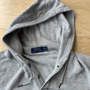 Grå hoodie från Polo Ralph Lauren - Säljer en grå hoodie från Polo Ralph Lauren i storlek M. Privat vid fler frågor! 