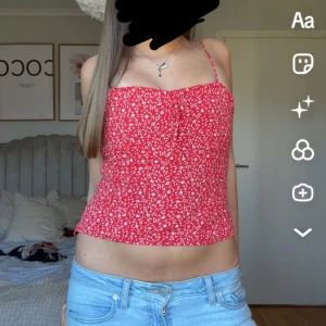 Söt sommartopp - Säljer denna supersöta sommartoppen!! Super fin till fest men också vardag, lite corsett känsla i materialet💞