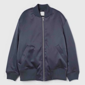 Mörkblå bomberjacka från hm  - Såå snygg mörkblå bomberjacka, bra skick i storlek S, normal till lite oversized i storleken skulle jag säga🫶