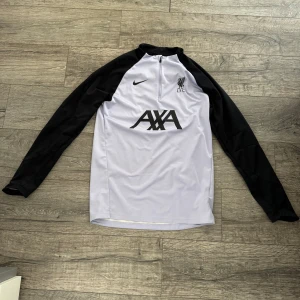 Liverpool träningströja - Liverpool träningströja i lila och svart. Den är i storlek S. Väldigt bra skick. Endast använd ett fåtal gånger.