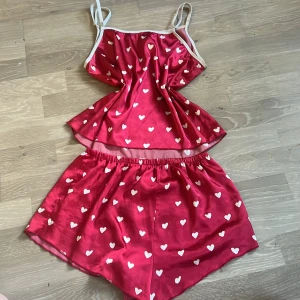 Hjärt pyjamas  - Skön och gullig pyjamas med söta hjärtan, från SHEIN storlek L men är absolut inte L utan mer s/m