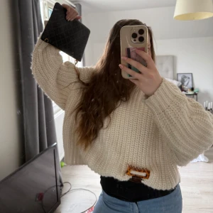 Beige stickad oversized tröja - Säljer en chunky beige stickad tröja med oversized passform. Tröjan har långa ärmar och grovstickad struktur, perfekt för lager-på-lager och en avslappnad look.