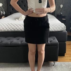 Svart kjol - Svart jätte skön kjol från ONLY i M. Använd men i väldigt fint skick. Knytning i midjan